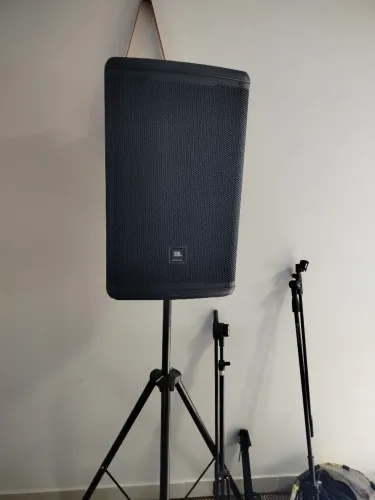 caixa JBL Eon 715 profissional 