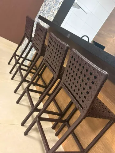 Sofá de fibra e cadeiras pouco tempo de uso