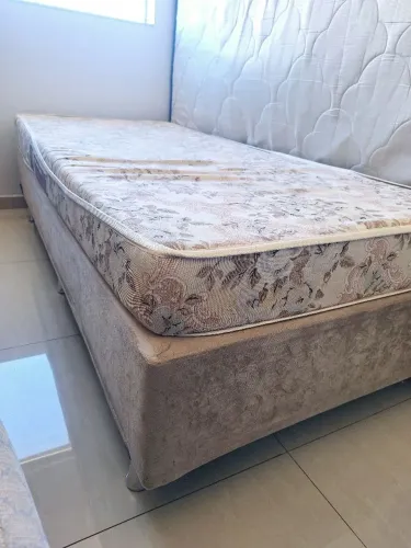 Vendo base de cama de solteiro + colchão de solteiro.<br>Em bom estado.<br>Valor: R$ 180,00.