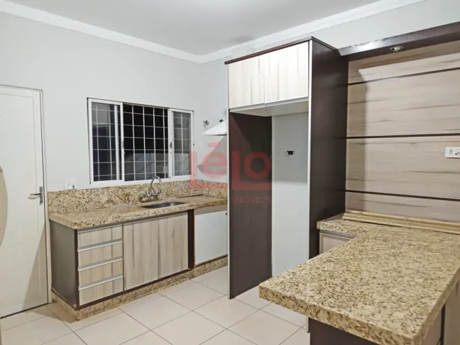 Casa para alugar em Maringa no Conjunto Hermann Moraes Barros com 3 quartos, sendo 1 suite