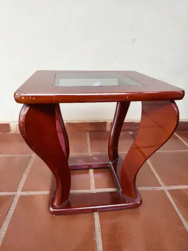 Mesa de Canto com Tampo de Vidro e Prateleira em MDF