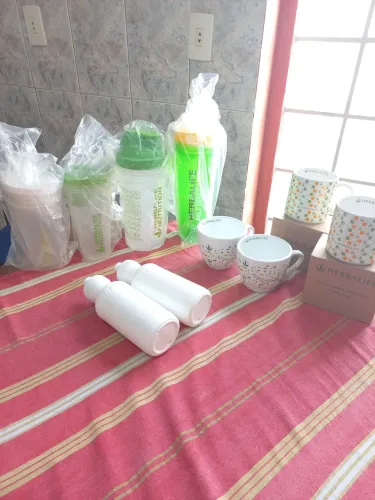 Kit com Shakeira e Canecas Herbalife + BRINDES