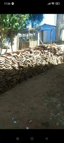 Telha de barro +/- 2300 telhas por 200 reais. Aceito troca