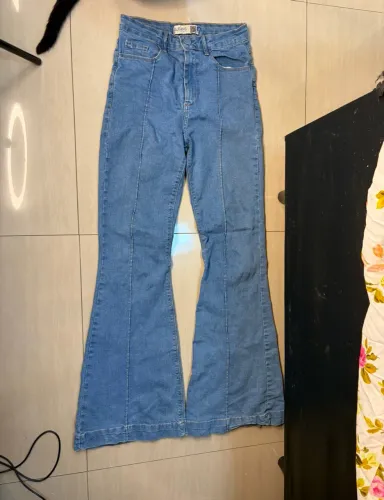 Calça jeans Marisa boca de sino tamanho 36, estica/lycra veste até 38 