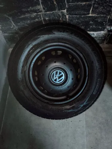 Jogo De Rodas Aro 13 Ferro VW (4x100) + Pneus 175/70 R13 Com Calotas centrais