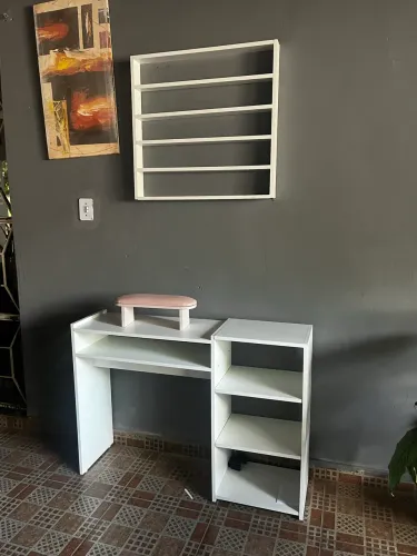 Mesa de manicure, Expositor de esmaltes e encoste para as mãos