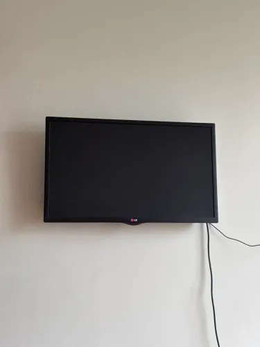 TV LG LED com Suporte de Parede, Funcionando