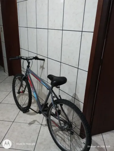 Vendo bicicleta muito boa para as necessidades do dia a dia.