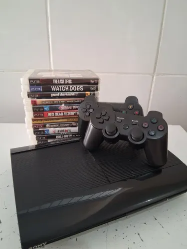 PlayStation 3 Super slim acompanhado de diversos jogos icônicos
