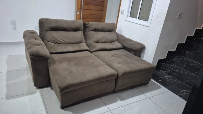 Sofá retrátil, espaçoso e confortável, ideal para deixar sua sala ainda mais aconchegante!