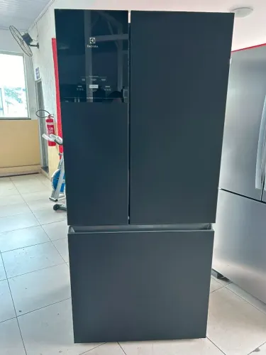 Refrigerador Electrolux 590L 3 portas plotada de preto (110v) 