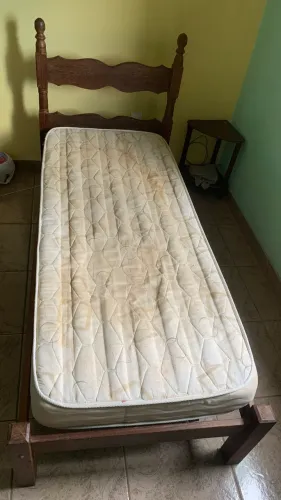 Cama solteiro com colchão toda de sucupira