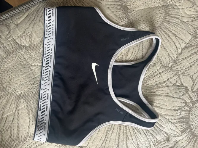 Top Nike com bolso 