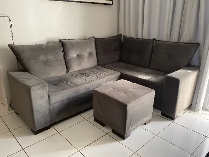 Sofá de canto com puff