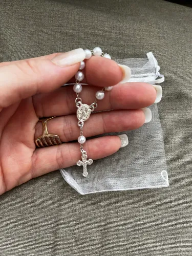 Saquinhos Organza branco 7x9cm + Terços pequenos brancos