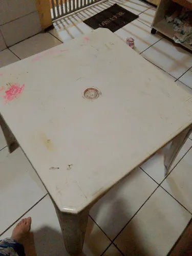 Vendo mesa de plástico usada preço pra vender logo.