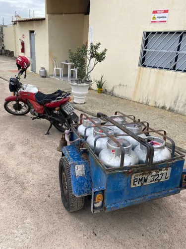 Motoqueiro vendedor entregador de Gás 