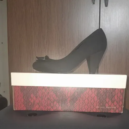 scarpin preto salto grosso com laço de strass