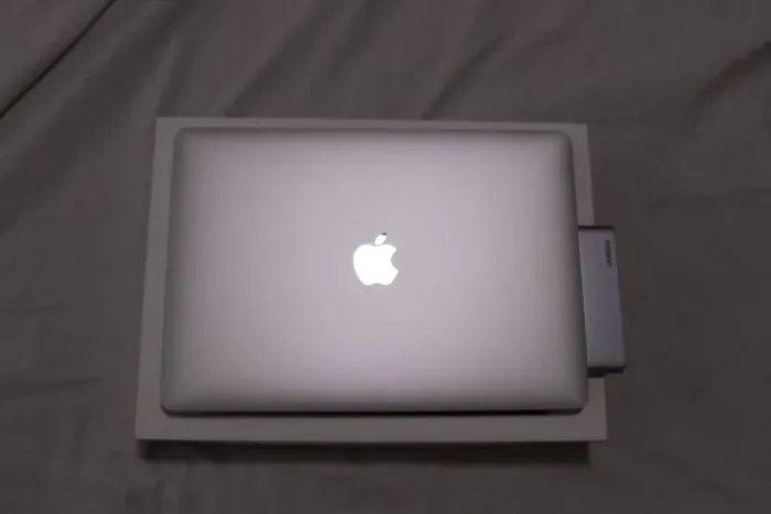 MacBook Pro Mid 2022 - tela de 13,3" / Apple M2 10 núcleos / 8GB / 256 GB SSD / 