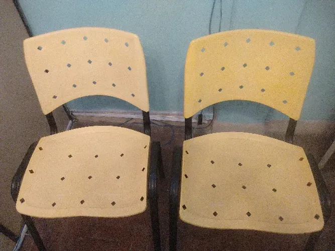Vendo Duas Cadeira Grandes de Plástico
