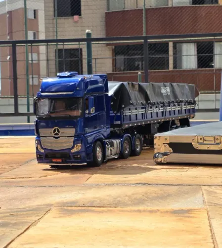 Automodelo Profissional Mercedes-Benz Actros 1/14 com tração 6x4