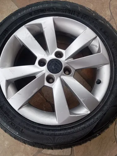 Vendo jogo de rodas aro 15 VW com pneus