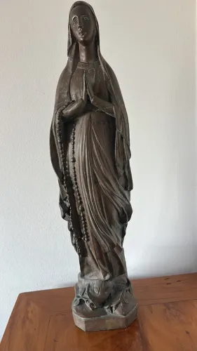 Escultura de Nossa senhora de Lourdes
