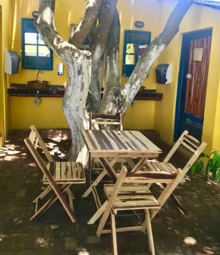 mesas e cadeiras de madeira