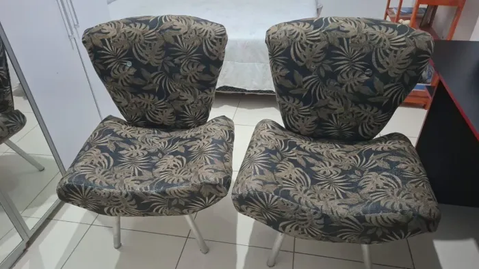 Par de Poltronas Decorativas Estampadas (Folhagem / Costela-de-Adão)