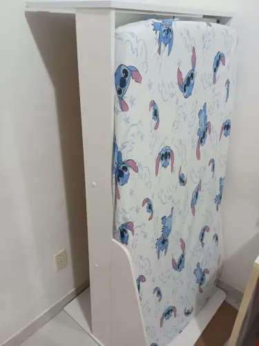 Cama infantil branco com colchão.