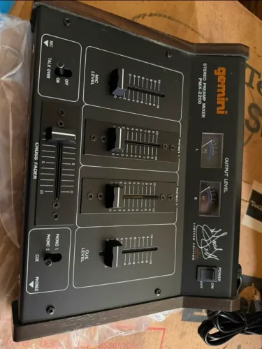 Vendese Gemini PMX-2200 Stereo Preamp Mixer, na<br><br>edição limitada DJ Jazzy Jeff Signature.