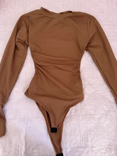 body feminino marrom costas nuas 