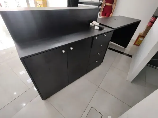 Balcão de recepção e prateleiras expositor