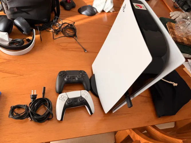 PlayStation PS5 com dois controles e headset Pulse 3D sem fio