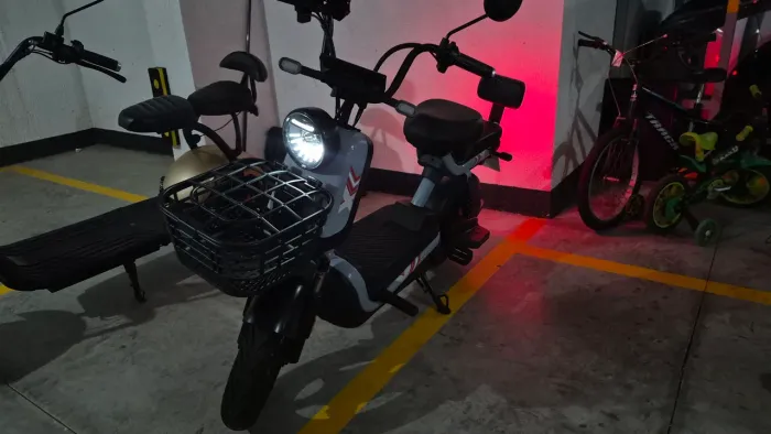 Scooter Elétrica J10 800w Bateria Lítio Removível Cor Cinza