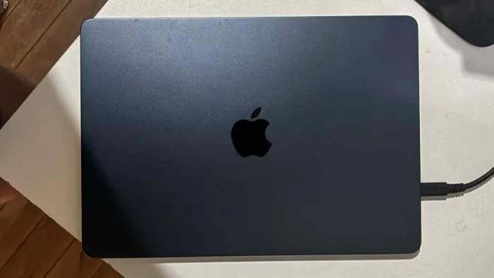 MacBook Air M4 (16GB RAM / 256GB SSD) praticamente novo.