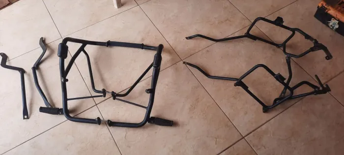Suporte de baú E21 da Givi e protetor de carenagem da XRE 300 2022