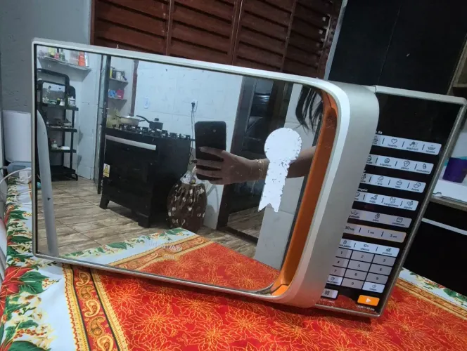 Micro-ondas Midea liva espelhado