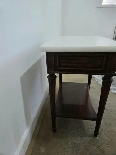 VENDO MESINHA DE CABECEIRA COM TAMPO DE MÁRMORE.