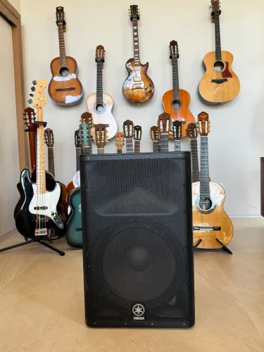 Caixa ativa 1100W YAMAHA DXS 15 nova