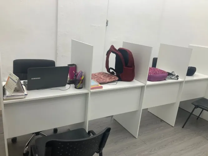 Vendo Mesa de escritório, bebedouro, mesa de café