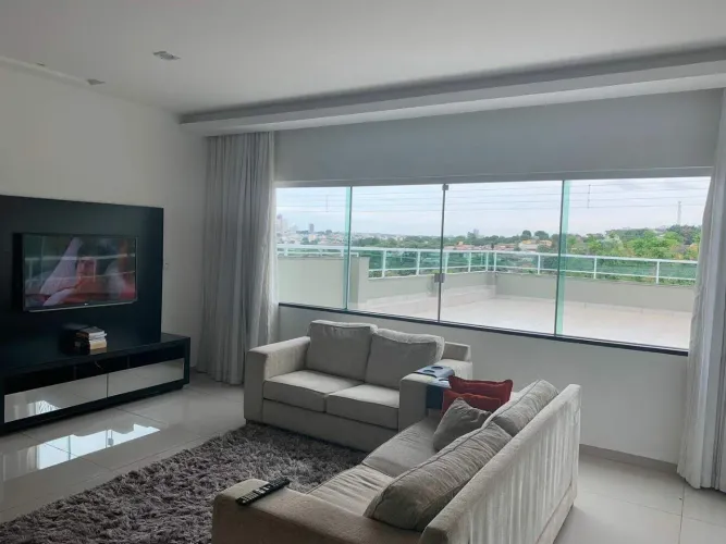 Casa residencial à venda no Jardim Patrícia, em Uberlândia, com 3 suítes