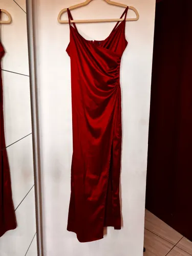 Vestido acetinado vermelho
