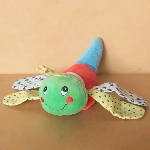 brinquedo - pelúcia inseto libélula de retalhos colorida (usada)