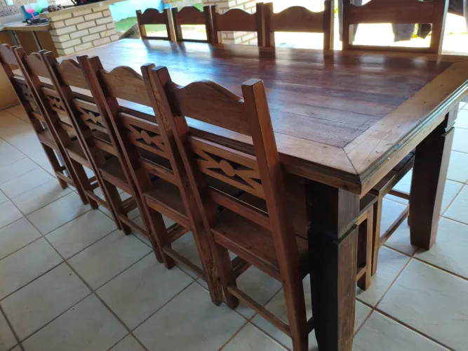 Mesa em madeira maciça 10 lugares