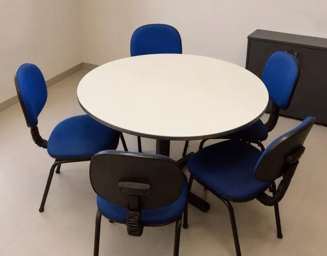 Mesa redonda escritório com 5 cadeiras estofadas