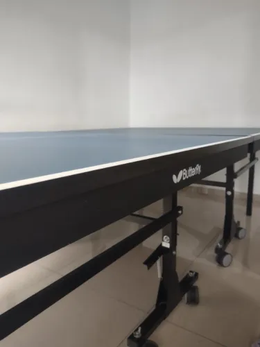 Mesa de tênis de mesa estilo Butterfly de 25 mm possui um tampo grosso de MDF.