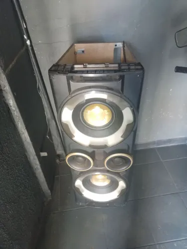 Caixa de som com defeito para arrumar .