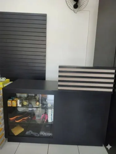 Balcão de Atendimento em MDF com Expositor de Vidro