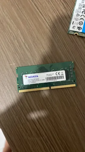 Memória RAM DDR4 8GB SO-DIMM para notebooks.